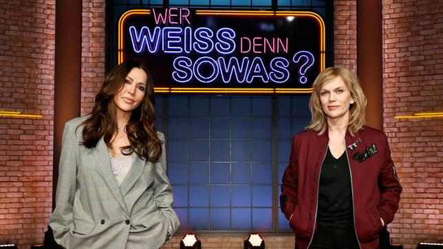 Bild: ARD/Morris Mac Matzen Treten bei "Wer weiß denn sowas?" als Kandidatinnen gegeneinander an: Die Schauspielerin Simone Thomalla und die Schauspielerin und Sängerin Anna Loos.