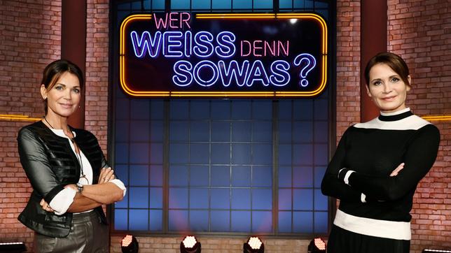 Bild: ARD/Morris Mac Matzen Treten bei "Wer weiß denn sowas?" als Kandidatinnen gegeneinander an: Die Schauspielerin Gerit Kling und ihre Schwester die Schauspielerin Anja Kling.