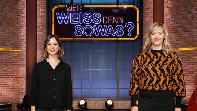Bild: ARD/Morris Mac Matzen Treten bei "Wer weiß denn sowas?" als Kandidatinnen gegeneinander an: Die Schauspielerinnen Aylin Tezel und Anna Schudt.