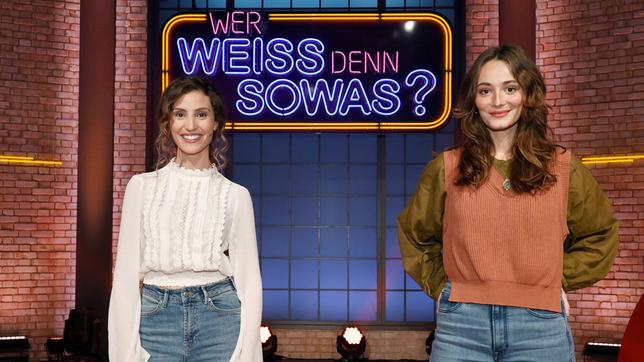 Bild: ARD/Morris Mac Matzen Treten bei "Wer weiß denn sowas?" als Kandidatinnen gegeneinander an: Die Schauspielerinnen Nadine Menz und Maria Ehrich.