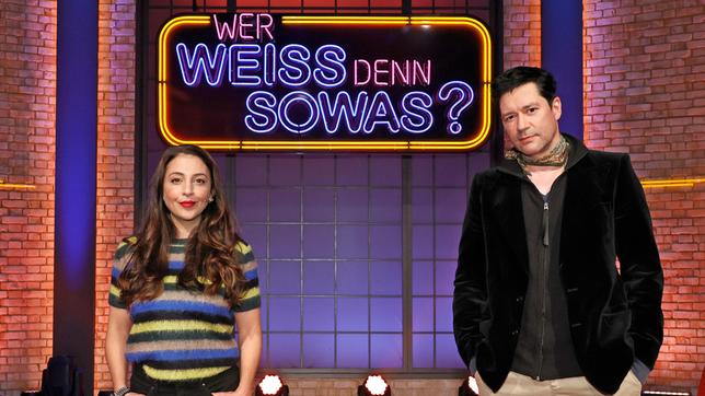 Bild: ARD/Morris Mac Matzen Treten bei "Wer weiß denn sowas?" als KandidatInnen gegeneinander an: Die Schauspielerin Arzu Bazman und der Schauspieler Thomas Koch.