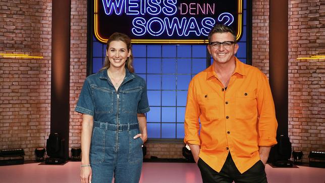 Bild: ARD/Morris Mac Matzen Treten bei "Wer weiß denn sowas?" als KandidatInnen gegeneinander an: Die Schauspielerin Andrea Gerhard und der Schauspieler Hans Sigl.