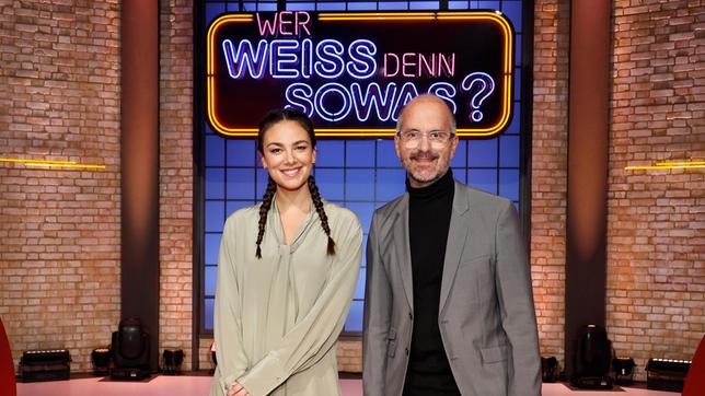 Bild: ARD/Morris Mac Matzen Treten bei "Wer weiß denn sowas?" als Kandidat:innen gegeneinander an: Die Schauspielerin Janina Uhse und der Schauspieler Christoph Maria Herbst.