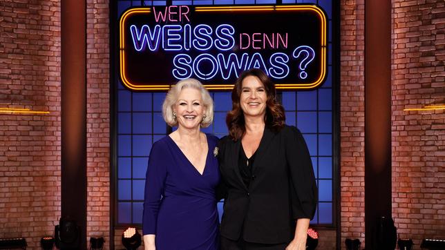 Bild: ARD/Morris Mac Matzen Treten bei "Wer weiß denn sowas?" als Kandidatinnen gegeneinander an: Die zweimalige Olympiasiegerin und mehrfache Weltmeisterin im Eiskunstlauf Katarina Witt und die ehemalige Eiskunstläuferin Marika Kilius