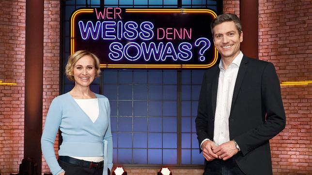 Bild: ARD/Morris Mac Matzen Treten bei "Wer weiß denn sowas?" als KandidatInnen gegeneinander an: Journalistin und Tagesthemen-Moderatorin Caren Miosga und ihr Kollege, der Journalist und Tagesthemen-Moderator Ingo Zamperoni.