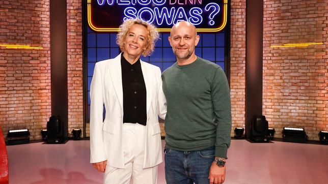 Bild: ARD/Morris Mac Matzen Treten bei "Wer weiß denn sowas?" gegeneinander an: Die Schauspielerin Katja Riemann und der Schauspieler Jürgen Vogel.