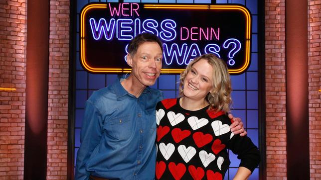 Treten bei "Wer weiß denn sowas?" gegeneinander an: Die Schauspielerin Lisa Feller und der Schauspieler und Komiker Martin Schneider.
