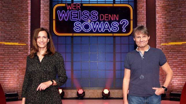 Bild: ARD/Morris Mac Matzen Treten bei "Wer weiß denn sowas?" gegeneinander an: Die Schauspielerin Ulrike Frank und der Schauspieler Wolfgang Bahro.