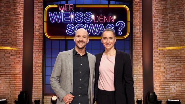 Bild: ARD/Morris Mac Matzen Treten bei "Wer weiß denn sowas?" gegeneinander an: Triathlet Patrick Lange und Triathletin Laura Philipp.