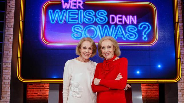 Bild: ARD/Morris Mac Matzen Treten ein "Wer weiß denn sowas?" als Kandidatinnen gegeneinander an: Das Entertainer-Zwillingspaar Ellen und Alice Kessler.