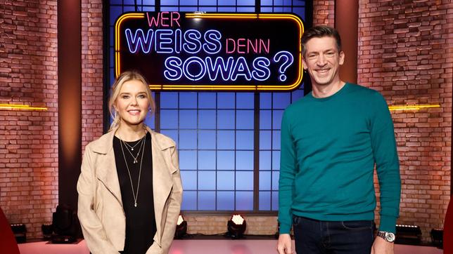 Bild: ARD/Morris Mac Matzen Treten "Wer weiß denn sowas?" als KandidatInnen gegeneinander an: Die Fernsehmoderatorin Laura Karasek und der Fernsehmoderator Steffen Hallaschka.