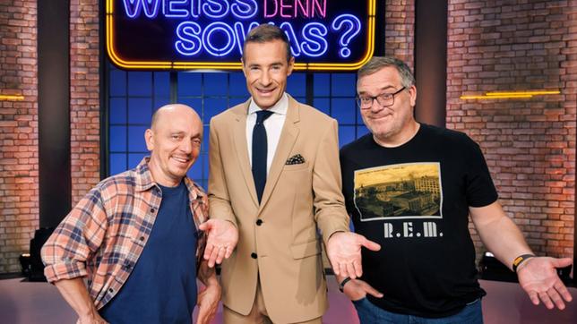 Bild: ARD/Morris Mac Matzen ARD WER WEISS DENN SOWAS? Das erfolgreiche Ratequiz – Moderator Kai Pflaume (M.) und die beiden Teamkapitäne Bernhard Hoëcker (l.) und Elton (r.)