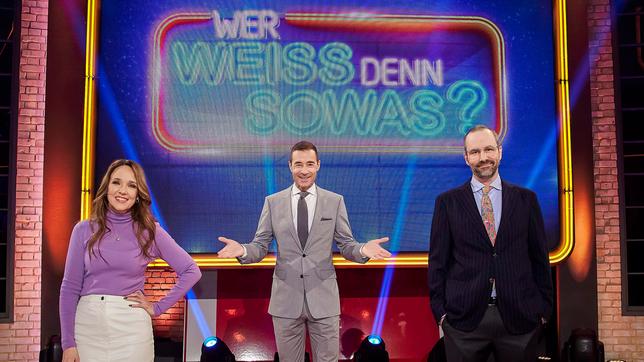 Bild: NDR/Morris Mac Matzen Moderator Kai Pflaume und seine Rateteam-Kapitäne Bernhard Hoëcker und Elton begrüßen in dieser Sendung als prominente Gäste in der ersten Runde den Sänger Rea Garvey und die Sängerin Stefanie Kloß. In der zweiten Runde die Schauspielerin Emilia Schüle und den Schauspieler Ulrich Tukur, sowie in der dritten Runde den Komiker Kurt Krömer und die Komikerin Carolin Kebekus.
