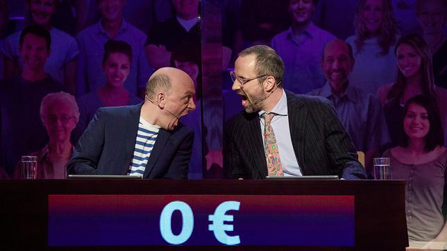 Bild: NDR/Morris Mac Matzen Moderator Kai Pflaume und seine Rateteam-Kapitäne Bernhard Hoëcker und Elton begrüßen in dieser Sendung als prominente Gäste in der ersten Runde den Sänger Rea Garvey und die Sängerin Stefanie Kloß. In der zweiten Runde die Schauspielerin Emilia Schüle und den Schauspieler Ulrich Tukur, sowie in der dritten Runde den Komiker Kurt Krömer und die Komikerin Carolin Kebekus.