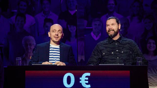 Bild: NDR/Morris Mac Matzen Moderator Kai Pflaume und seine Rateteam-Kapitäne Bernhard Hoëcker und Elton begrüßen in dieser Sendung als prominente Gäste in der ersten Runde den Sänger Rea Garvey und die Sängerin Stefanie Kloß. In der zweiten Runde die Schauspielerin Emilia Schüle und den Schauspieler Ulrich Tukur, sowie in der dritten Runde den Komiker Kurt Krömer und die Komikerin Carolin Kebekus.
