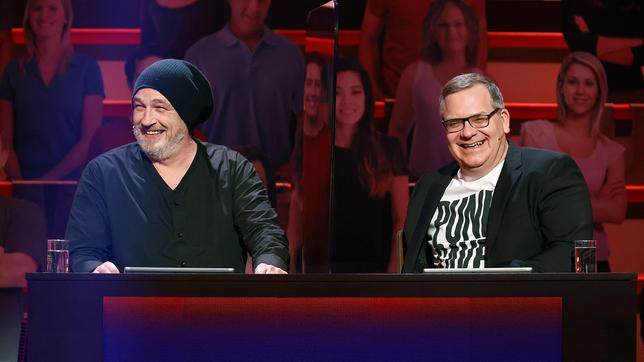 Bild: NDR/Morris Mac Matzen Moderator Kai Pflaume und seine Rateteam-Kapitäne Bernhard Hoëcker und Elton begrüßen in dieser Sendung zunächst den Star-Geiger David Garrett und die Schauspielerin Heike Makatsch. In der zweiten Runde den Entertainer Jürgen von der Lippe und den Kabarettist Torsten Sträter, sowie in der dritten Runde die Sängerin Vicky Leandros und den Sänger Marc Forster.