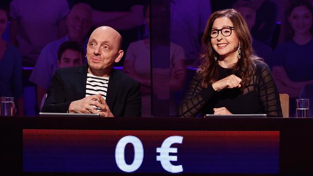 Bild: NDR/Morris Mac Matzen Moderator Kai Pflaume und seine Rateteam-Kapitäne Bernhard Hoëcker und Elton begrüßen in dieser Sendung zunächst den Star-Geiger David Garrett und die Schauspielerin Heike Makatsch. In der zweiten Runde den Entertainer Jürgen von der Lippe und den Kabarettist Torsten Sträter, sowie in der dritten Runde die Sängerin Vicky Leandros und den Sänger Marc Forster.