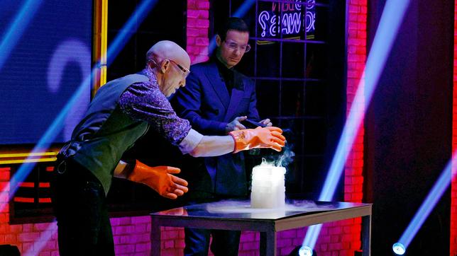 Bild: NDR/Morris Mac Matzen Moderator Kai Pflaume und seine Rateteam-Kapitäne Bernhard Hoëcker und Elton begrüßen in dieser Sendung zunächst den Star-Geiger David Garrett und die Schauspielerin Heike Makatsch. In der zweiten Runde den Entertainer Jürgen von der Lippe und den Kabarettist Torsten Sträter, sowie in der dritten Runde die Sängerin Vicky Leandros und den Sänger Marc Forster.