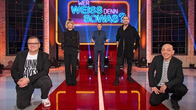 Bild: NDR/Morris Mac Matzen Moderator Kai Pflaume und seine Rateteam-Kapitäne Bernhard Hoëcker und Elton begrüßen in dieser Sendung zunächst den Star-Geiger David Garrett und die Schauspielerin Heike Makatsch. In der zweiten Runde den Entertainer Jürgen von der Lippe und den Kabarettist Torsten Sträter, sowie in der dritten Runde die Sängerin Vicky Leandros und den Sänger Marc Forster.