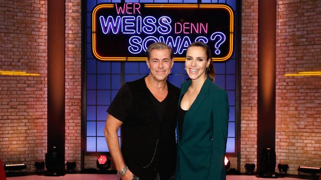 Bild: ARD/Morris Mac Matzen Zu Gast bei "Wer weiß denn sowas?": Der Schauspieler Sven Martinek und seine Tochter, die Moderatorin Esther Sedlaczek.