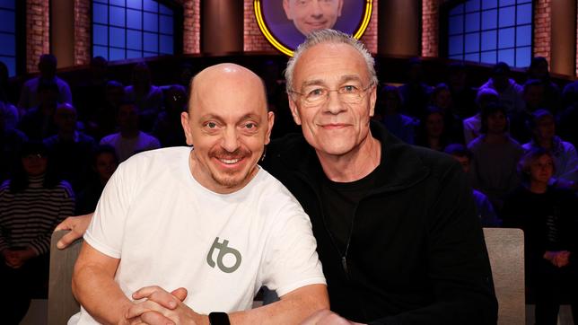 Bild: ARD/Morris Mac Matzen Zusammen im Team: Rateteam-Kapitän Bernhard Hoëcker und der Schauspieler Klaus Behrendt.