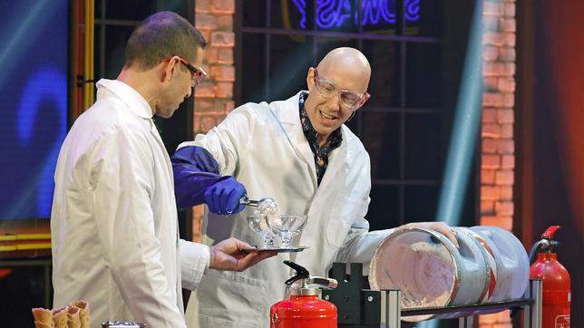 Bild: NDR Die Zuschauer*innen dürfen sich auch wieder auf spektakuläre Experimente mit Marcus Weber (r.) freuen.