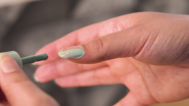 Fingernagel wird lackiert