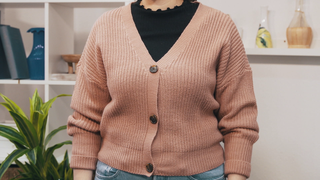 Frau mit Strickjacke