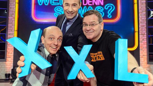 Bild: Morris Mac Matzen In den XXL-Folgen stellen sich neben Superhirn Bernhard Hoecker (li.) und Quizmaster Elton (re.) sechs weitere Prominente den amüsanten und skurrilen Fragen von Moderator Kai Pflaume (Mitte).