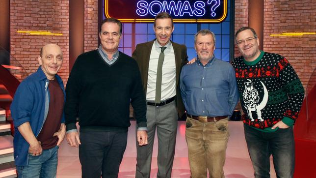 Bild: ARD/Thomas Leidig Kai Pflaume (M.) und seine Rateteam-Kapitäne Bernhard Hoëcker (l.) und Elton (r.) begrüßen in dieser Sendung, den Sänger Hein Simon "Heintje" (2.v.l.) und den Schauspieler Hansi Kraus (2.v.r.).