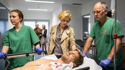 AKTE EX: Lukas Hundt (Oliver Franck) ist schwerverletzt. Kristina Katzer (Isabell Gerschke) bangt um sein Leben.