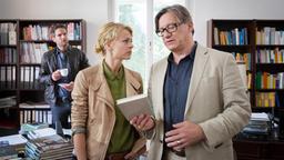 Kristina Katzer (Isabell Gerschke) und Lukas Hundt (Oliver Franck) befragen in der Buchhandlung den Verleger Karl Kanter (Hannes Hellmann), der mit dem Mordopfer verfeindet war.
