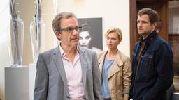 AKTE EX: Kristina Katzer (Isabell Gerschke) und Lukas Hundt (Oliver Franck) haben herausgefunden, dass Schönheitschirurg Dr. Balthasar von Walthausen (Paul Frielinghaus) ein Verhältnis mit dem Mordopfer hatte.