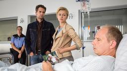 AKTE EX: Lukas Hundt (Oliver Franck) und Kristina Katzer (Isabell Gerschke) befragen im Beisein der Krankenschwester (Runa Pernoda) Werner Kühn (Michael Lott). Hat Kühn seine Tochter ermordet?