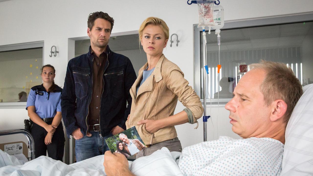 AKTE EX: Lukas Hundt (Oliver Franck) und Kristina Katzer (Isabell Gerschke) befragen im Beisein der Krankenschwester (Runa Pernoda) Werner Kühn (Michael Lott). Hat Kühn seine Tochter ermordet?