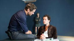 AKTE EX: Lukas Hundt (Oliver Franck) und Kristina Katzer (Isabell Gerschke) beim Verhör von Tobias Werther (Mirko Lang).