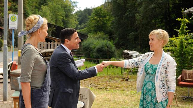 Bild: ARD/Hardy Spitz Klara (Wolke Hegenbarth) trifft im Trödelladen von Uschi Möllendorf (Karen Böhne) den überaus charmanten Carlo Pavone (Roberto Guerra).