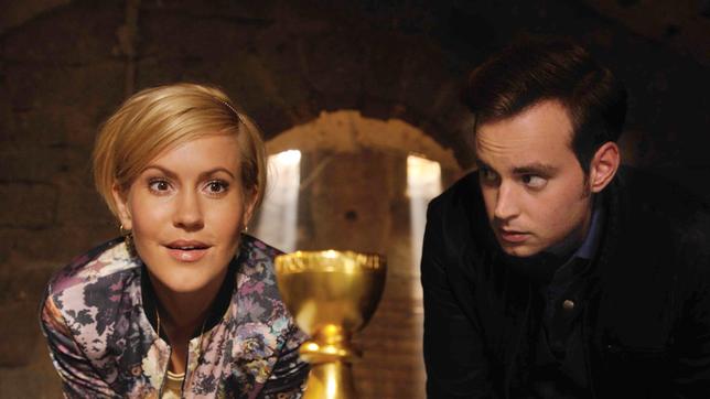 Bild: ARD/Hardy Spitz Klara (Wolke Hegenbarth) und Jonas Wolter (Jan Niklas Berg) finden einen Kelch aus dem alten Kloster Drübeck und begeben sich damit in höchste Gefahr.