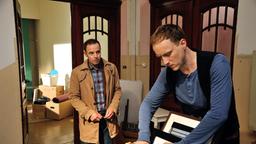 Beiläufig erfährt Hauptkommissar Paul Kleinert (Felix Eitner) von Klaras Freund Lutz (Sebastian Achilles), dass die beiden in ein Haus nach Goslar ziehen wollen.
