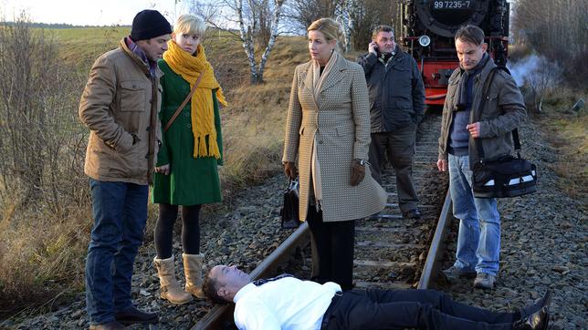 Bild: ARD/Marion von der Mehden Paul, Klara, Dr. Müller-Dietz, Ollie und ein Reporter (v.l.n.r.)