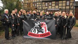 Das jährliche Herbstfest der Frauen-Bikergang "Dunkle Bräute" findet im Gasthof "Zur frischen Quelle" statt.