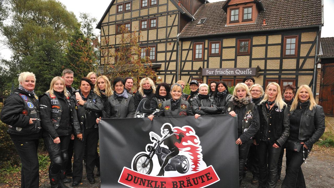 Das jährliche Herbstfest der Frauen-Bikergang "Dunkle Bräute" findet im Gasthof "Zur frischen Quelle" statt.