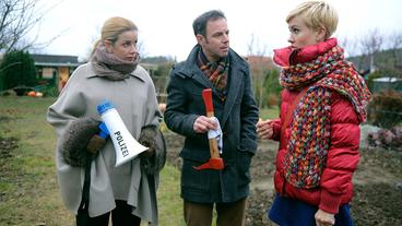 Bild: ARD/Marion von der Mehden Dr. Müller-Dietz, Paul und Klara (r.)