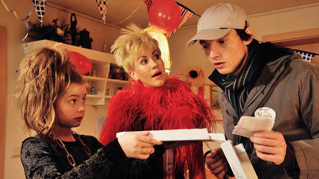 Bild: ARD/Hardy Spitz Alles Klara – Pizza Mortale: Lena, Klara (M.) und Marius