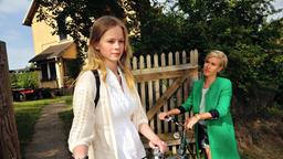 Jule Weisshaupt (Emilia Bernsdorf) möchte nicht mit Klara (Wolke Hegenbarth) über ihren ermordeten Freund Mischa sprechen.