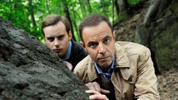 Hauptkommissar Paul Kleinert (Felix Eitner) und Jonas Wolter (Jan Niklas Berg) beobachten eine Schlägerei im Wald.