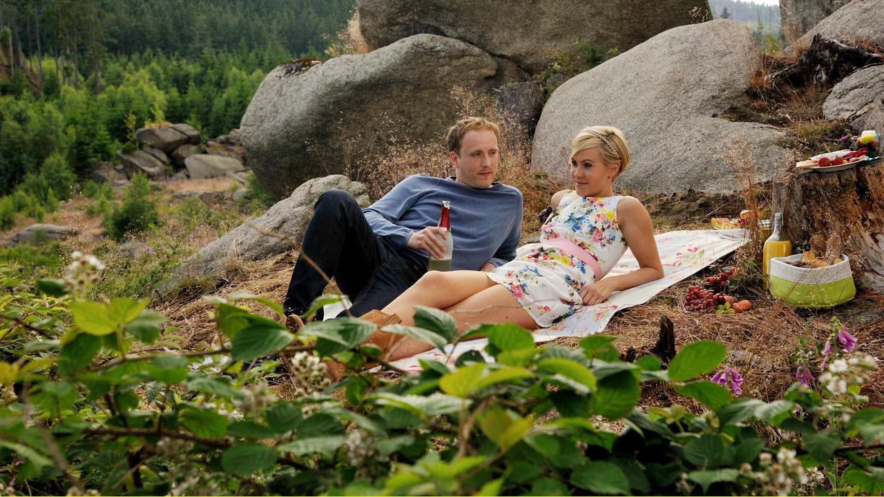 Klara (Wolke Hegenbarth) beim romantischen Picknick mit ihrem neuen Freund Lutz (Sebastian Achilles).