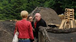 Klara (Wolke Hegenbarth) versucht, die Situation zwischen Karl Brenner (Uli Krohm) und seiner Frau Angela (Angelika Bartsch) zu entschärfen.