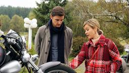 Klara (Wolke Hegenbarth) zeigt ihrem Chef Lauer (Marc Oliver Schulze), dass an den Bremsen des Unfallmotorrads geschraubt wurde.