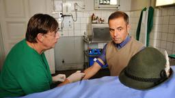 ALLES KLARA: Pathologe Dr. Münster (Jörg Gudzuhn) stellt bei Hauptkommissar Paul Kleinert (Felix Eitner) Restalkohol im Blut fest, und das neben der Leiche des Unfallopfers.